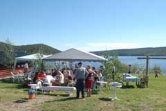 Bysj&ouml; caf&eacute; vid stranden av sj&ouml;n